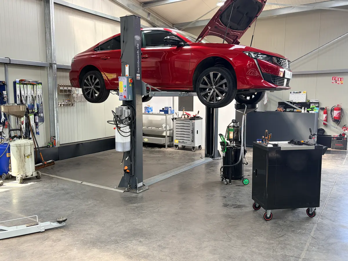 Atelier FC Automobiles · Peugeot 508 sur pont élévateur, mécanicien au comptoir, outillage Twin Busch