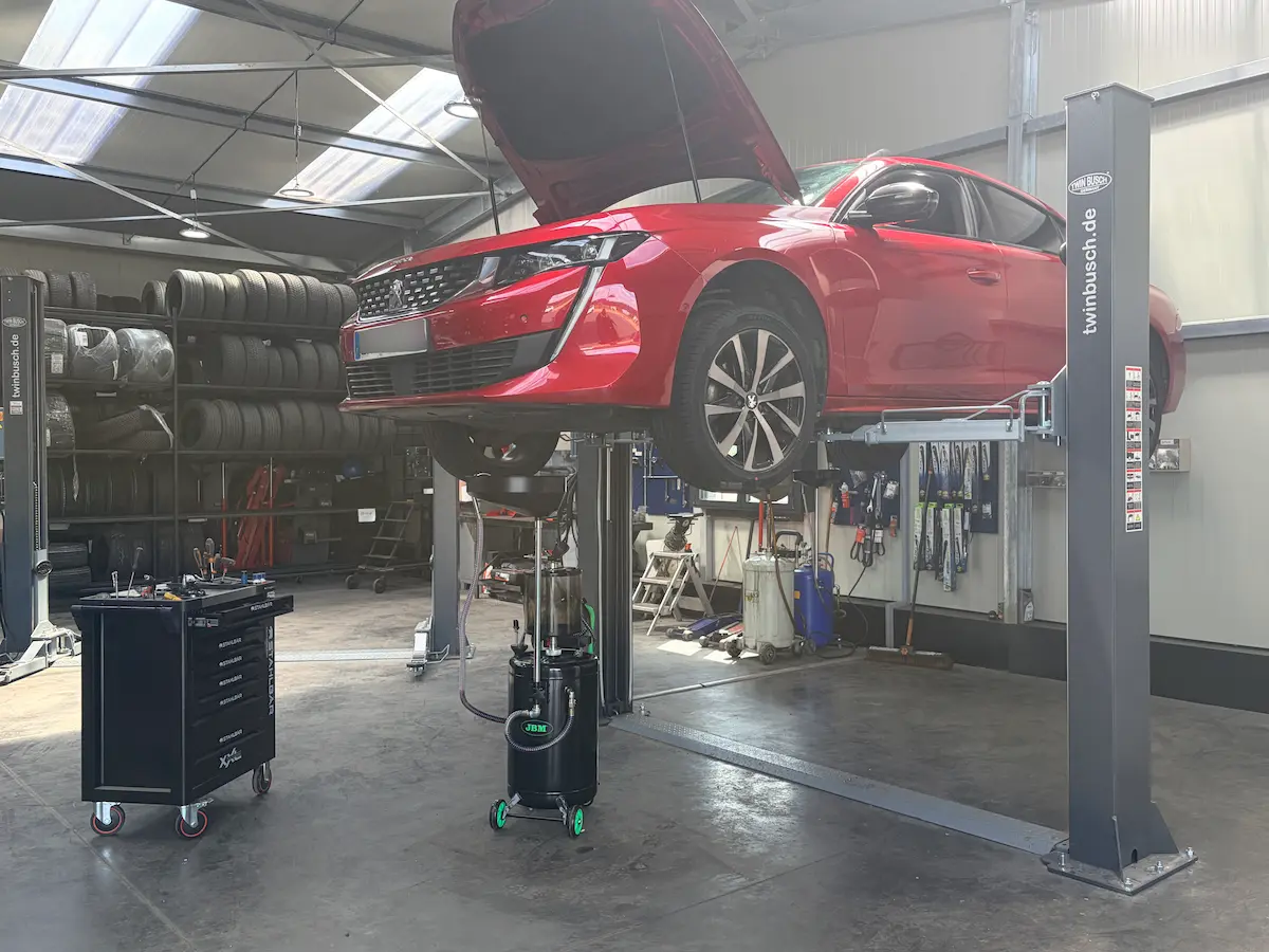 Atelier FC Automobiles · Peugeot 508 sur pont élévateur, mécanicien au comptoir, outillage Twin Busch