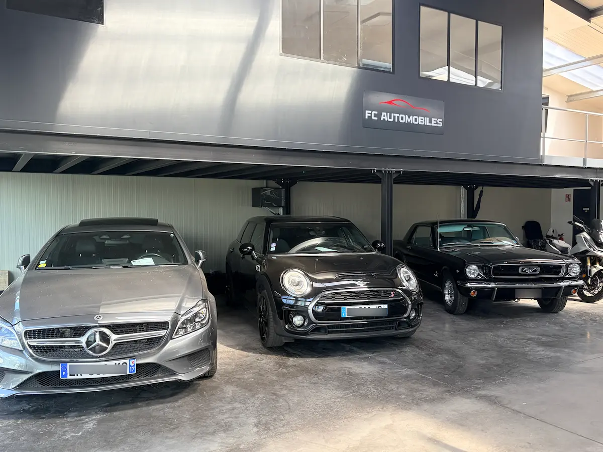 Exposition véhicules d’occasion FC Automobiles · Mercedes CLS, Mini Clubman, Ford Mustang sous enseigne FC